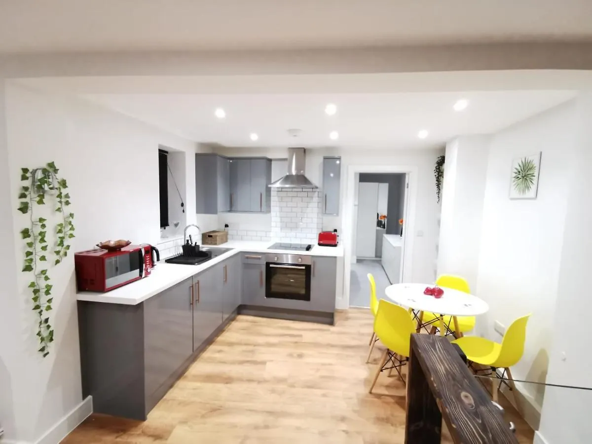 4 Sleeps And Travel Cot- Close To Beach And Restaurants Bournemouth Apartment