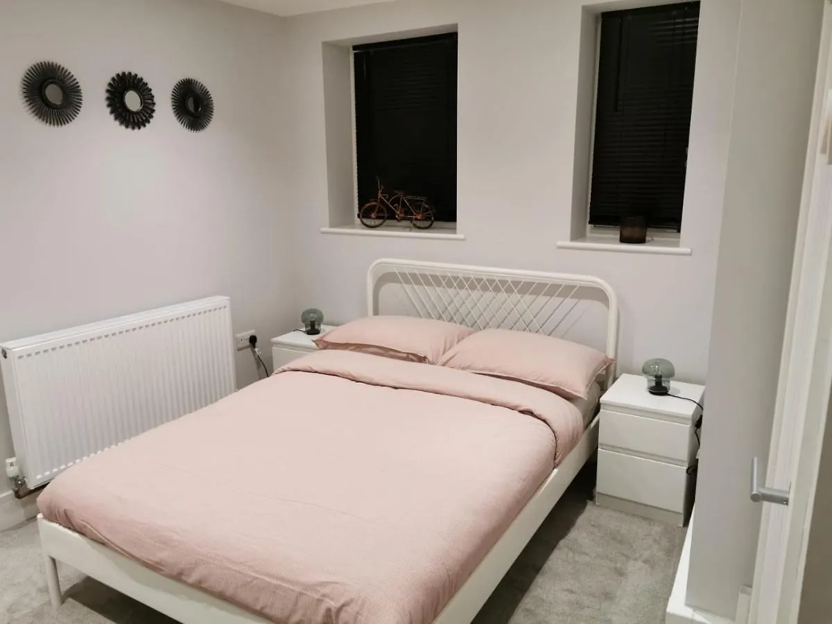 Apartment 4 Sleeps And Travel Cot- Close To Beach And Restaurants Bournemouth