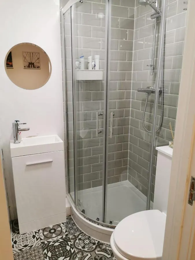 Apartment 4 Sleeps And Travel Cot- Close To Beach And Restaurants Bournemouth