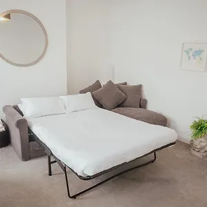  Apartment Immaculate Luxury 700 Mtrs From The